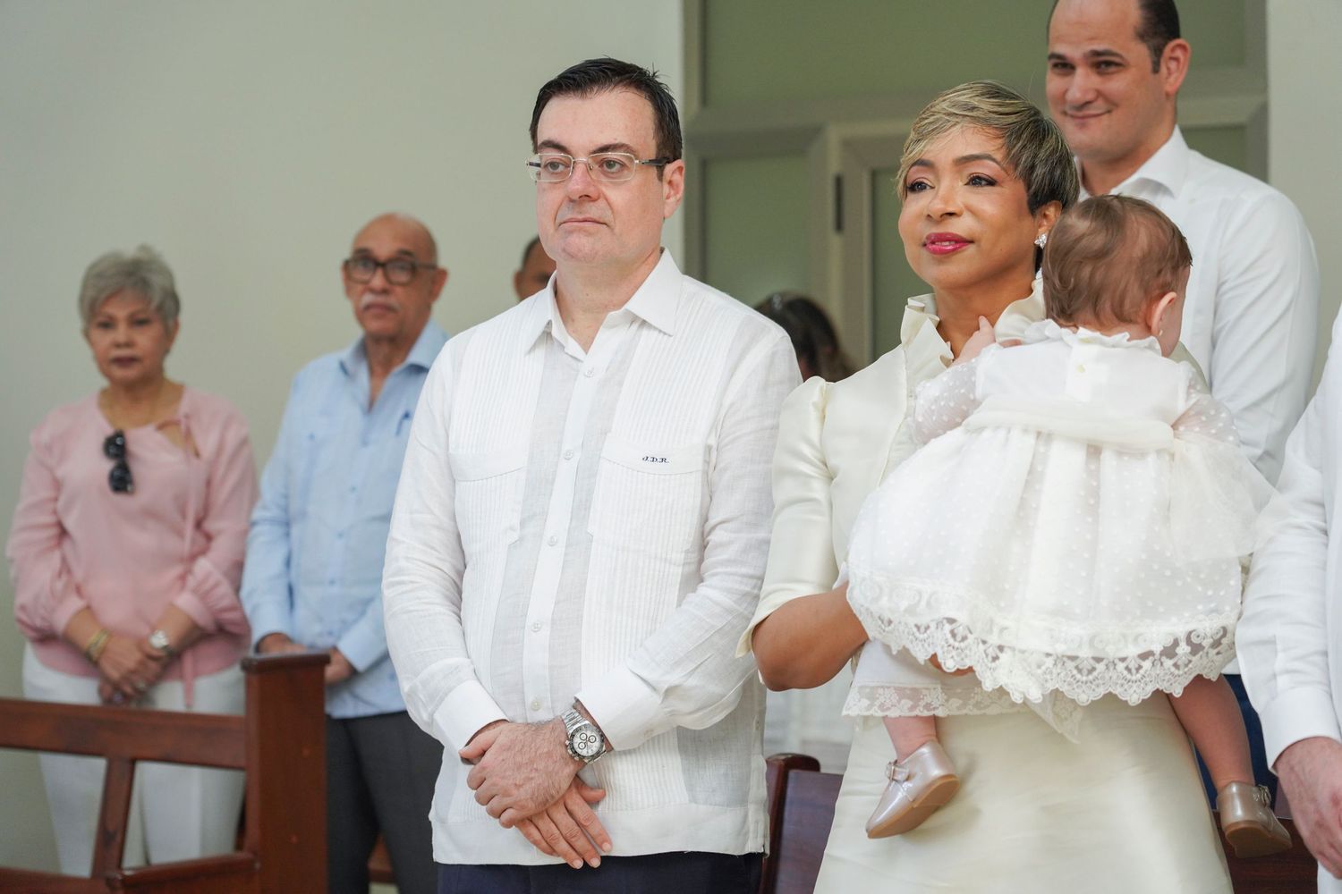 Fotografía profesional , bautizo familiar y con amigos. Ceremonia en la iglesia.
