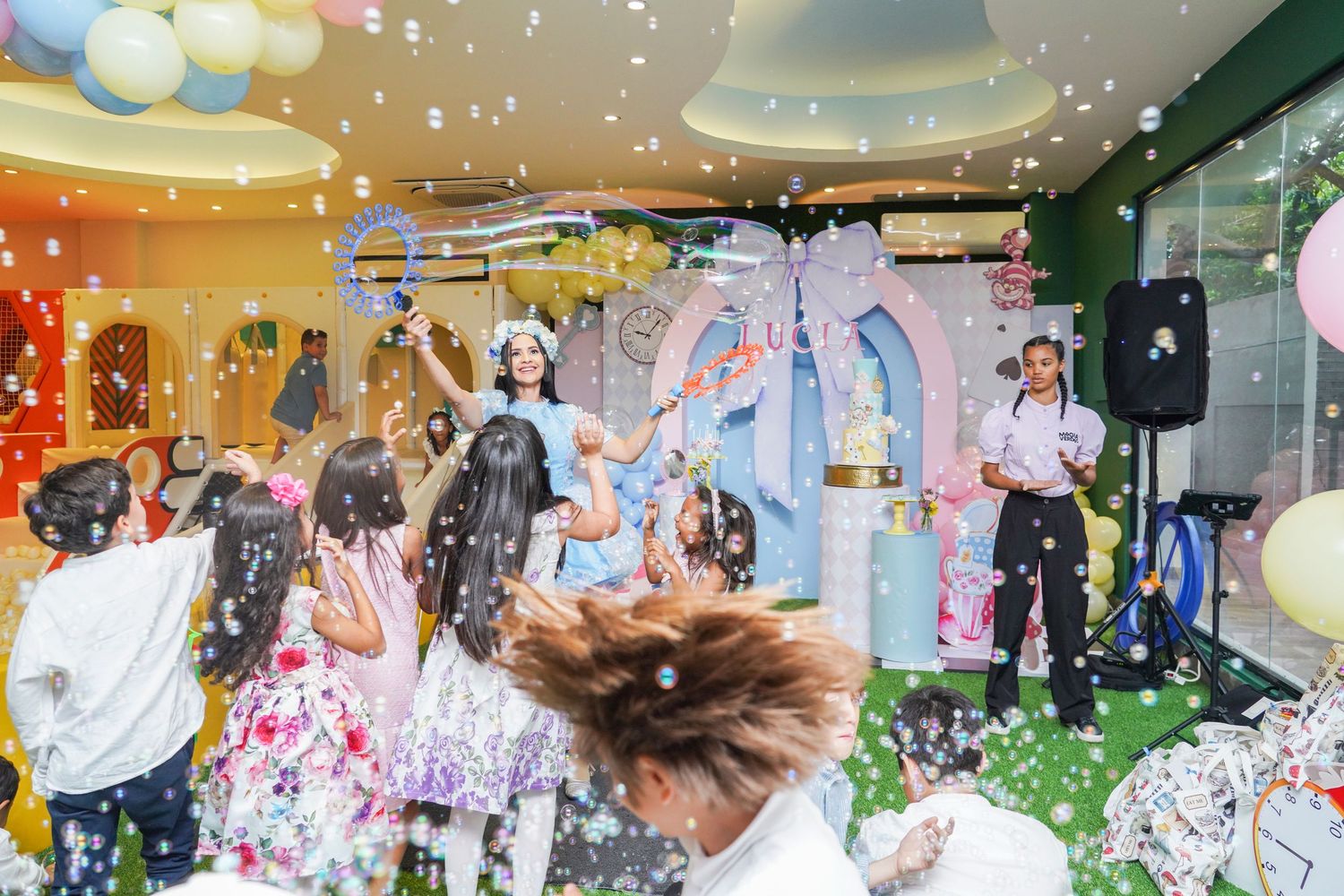 Fotografía profesional, fiesta de cumpleaños 1er. año.  temático Alicia en el país de las maravillas. Familia y amigos.