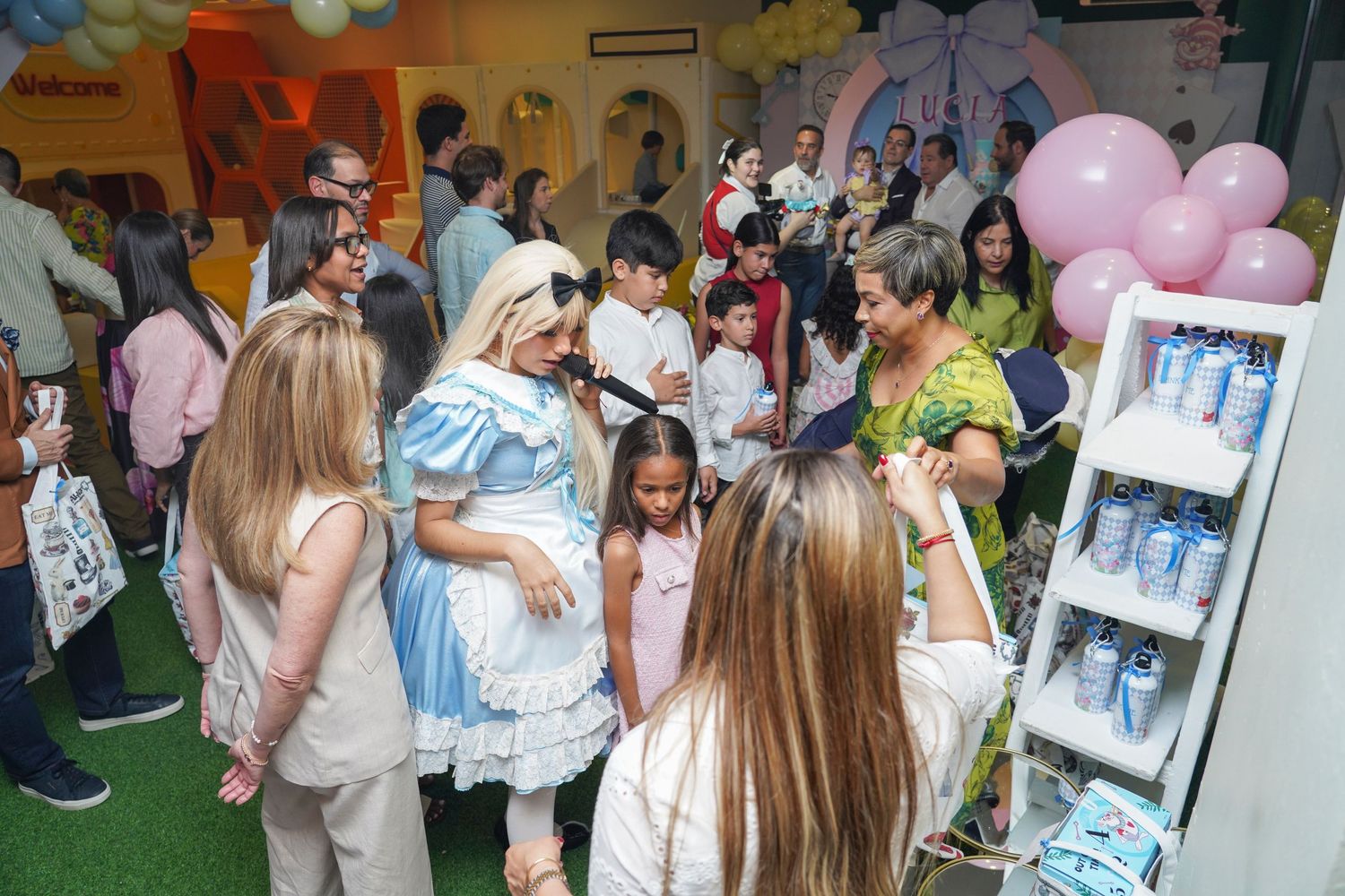 Fotografía profesional, fiesta de cumpleaños 1er. año.  temático Alicia en el país de las maravillas. Familia y amigos.