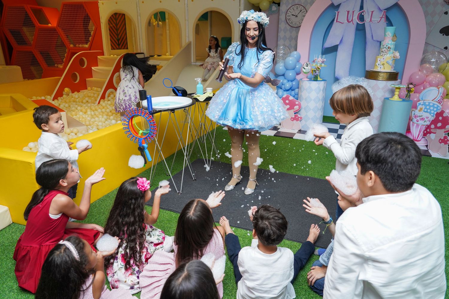 Fotografía profesional, fiesta de cumpleaños 1er. año.  temático Alicia en el país de las maravillas. Familia y amigos.