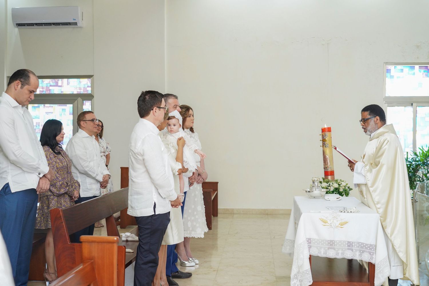 Fotografía profesional , bautizo familiar y con amigos. En la iglesia.