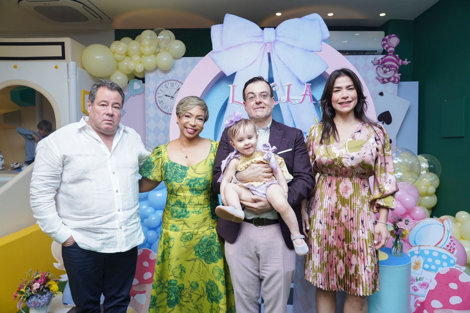 Fotografía profesional, fiesta de cumpleaños 1er. año.  temático Alicia en el país de las maravillas. Familia y amigos.