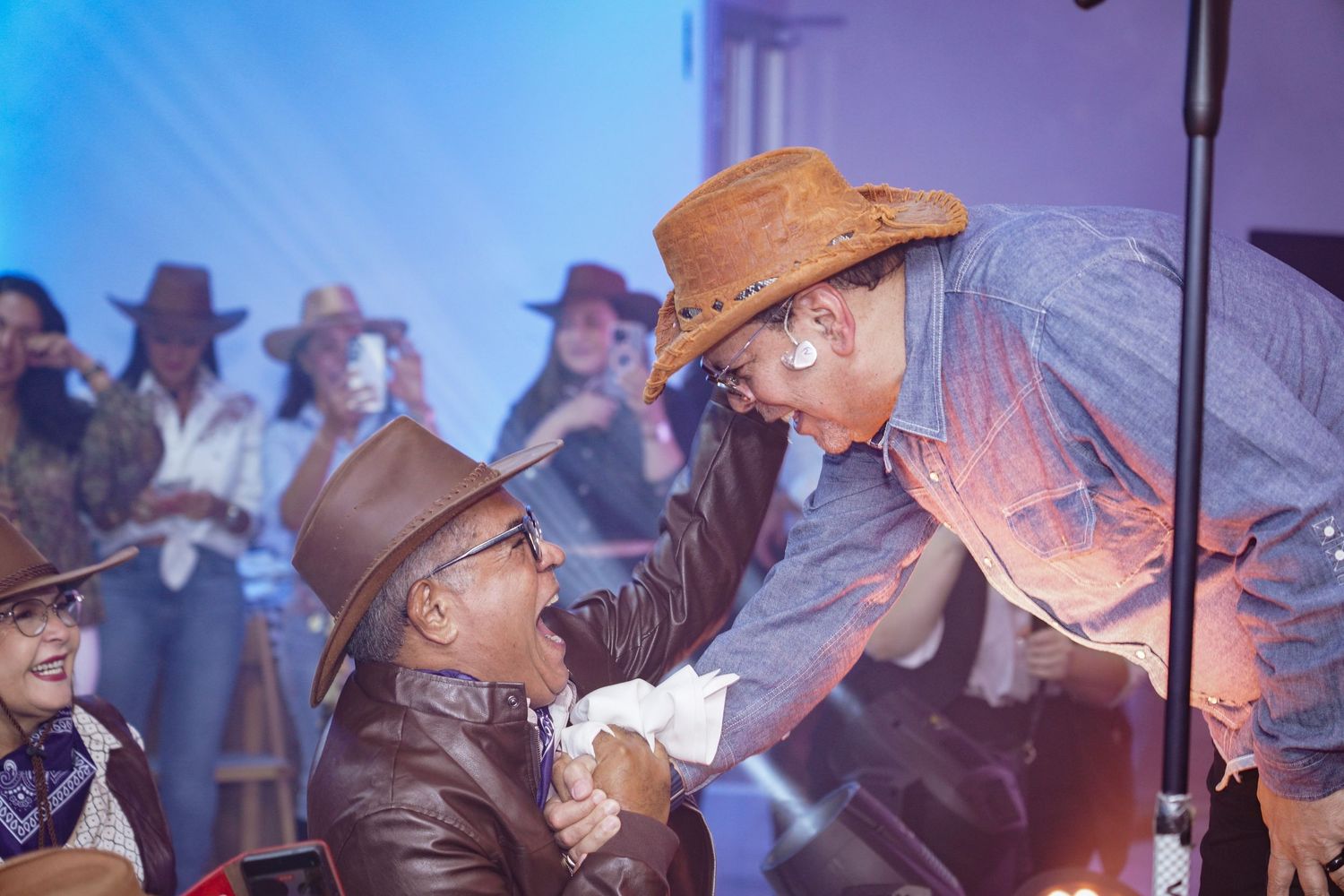 Fotografía profesional, cumpleaños temática vaqueros fotos publico con artista / fernando villalona concirto