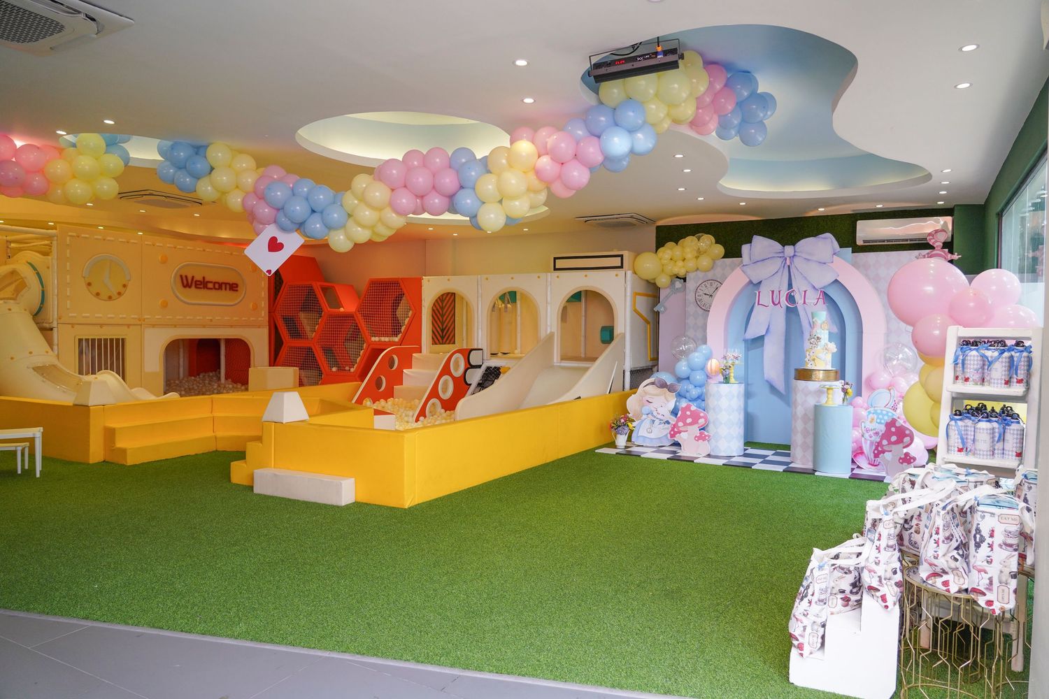 Fotografía profesional, fiesta de cumpleaños 1er. año.  temático Alicia en el país de las maravillas. Decoración.