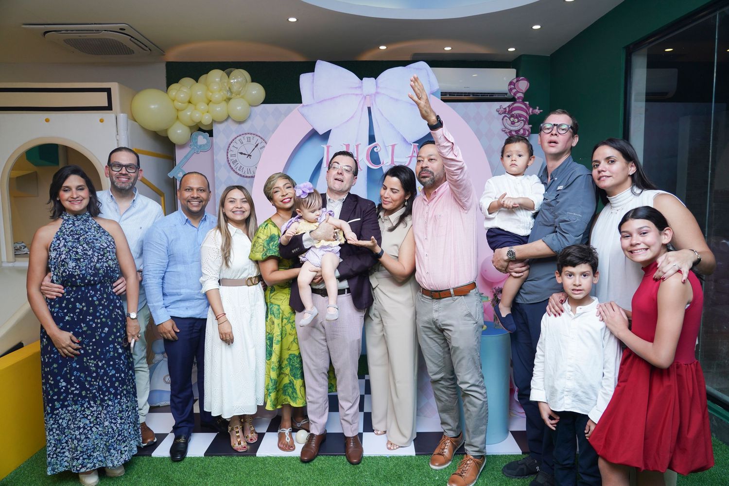 Fotografía profesional, fiesta de cumpleaños 1er. año.  temático Alicia en el país de las maravillas. Familia y amigos.