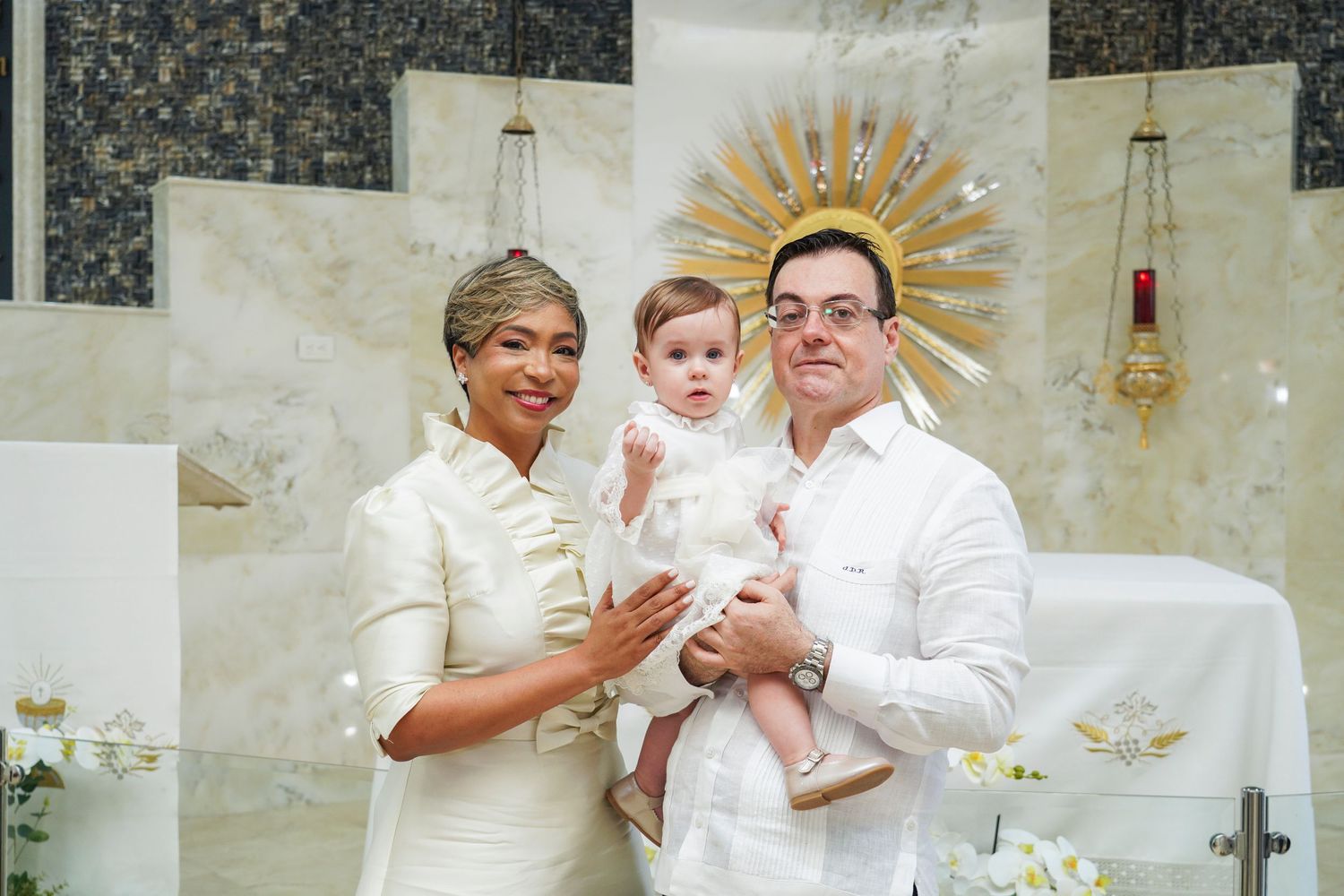 Fotografía profesional , bautizo familiar y con amigos. En la iglesia.