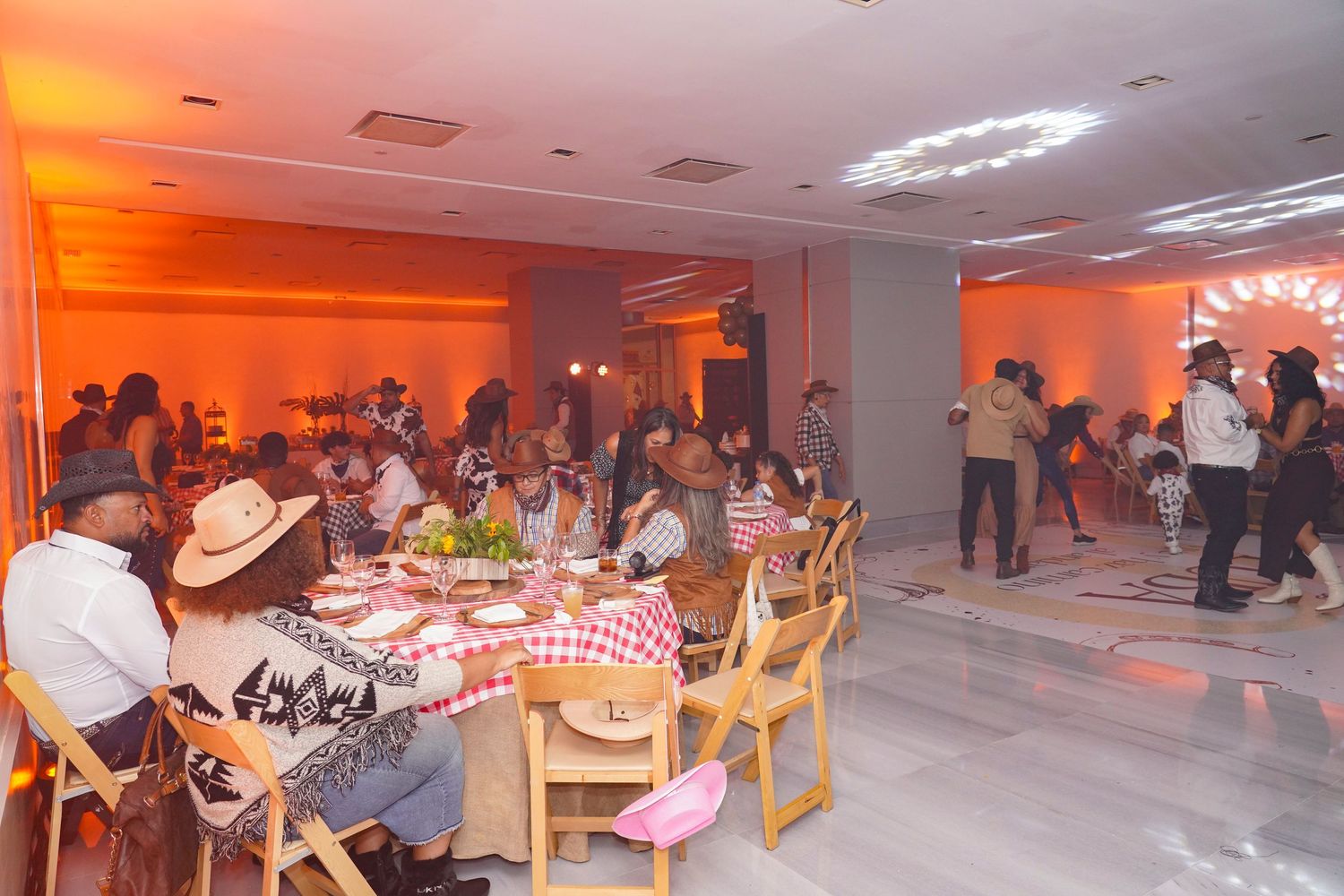 Fotografía profesional, cumpleaños tematica vaqueros fotos familiares.