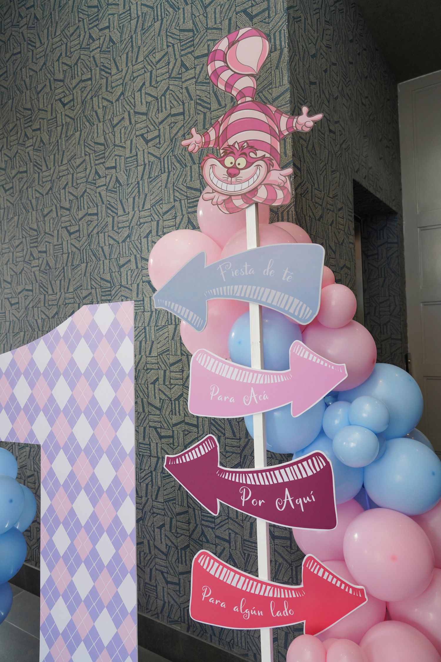 Fotografía profesional, fiesta de cumpleaños 1er. año.  temático Alicia en el pais de las maravillas. Decoración.