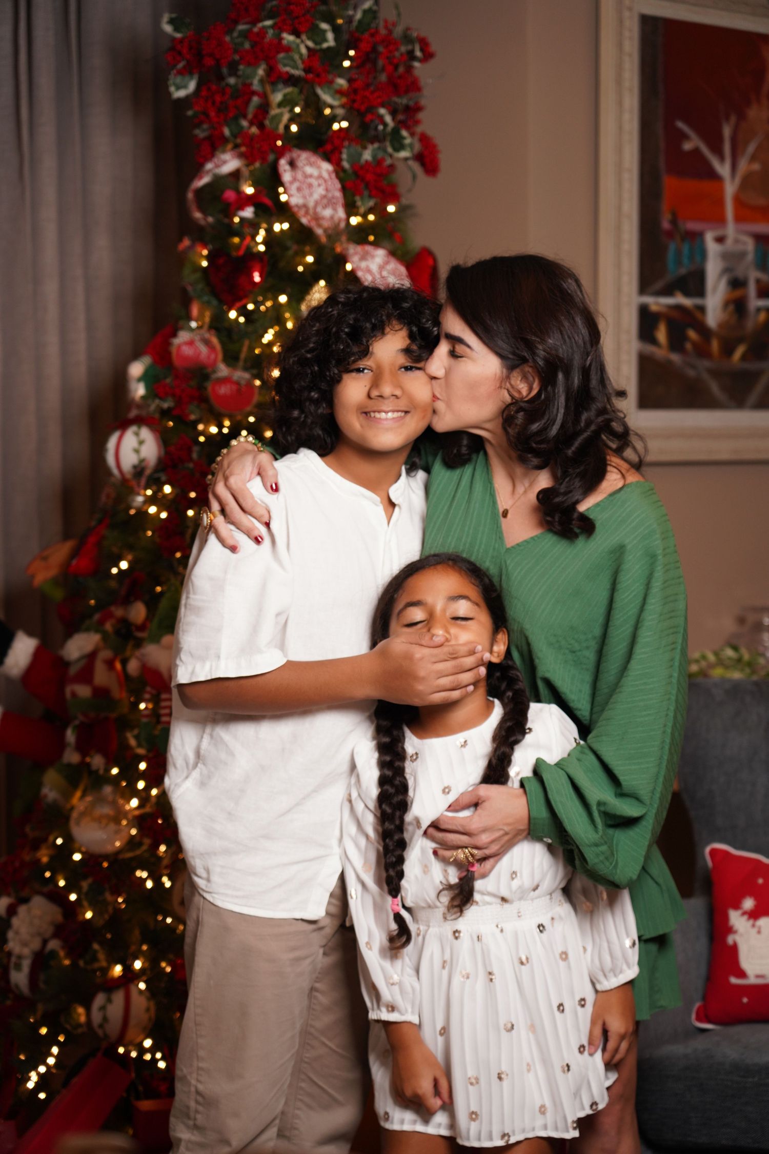 Fotografía profesional , set navideño. familia frente a árbol de navidad.