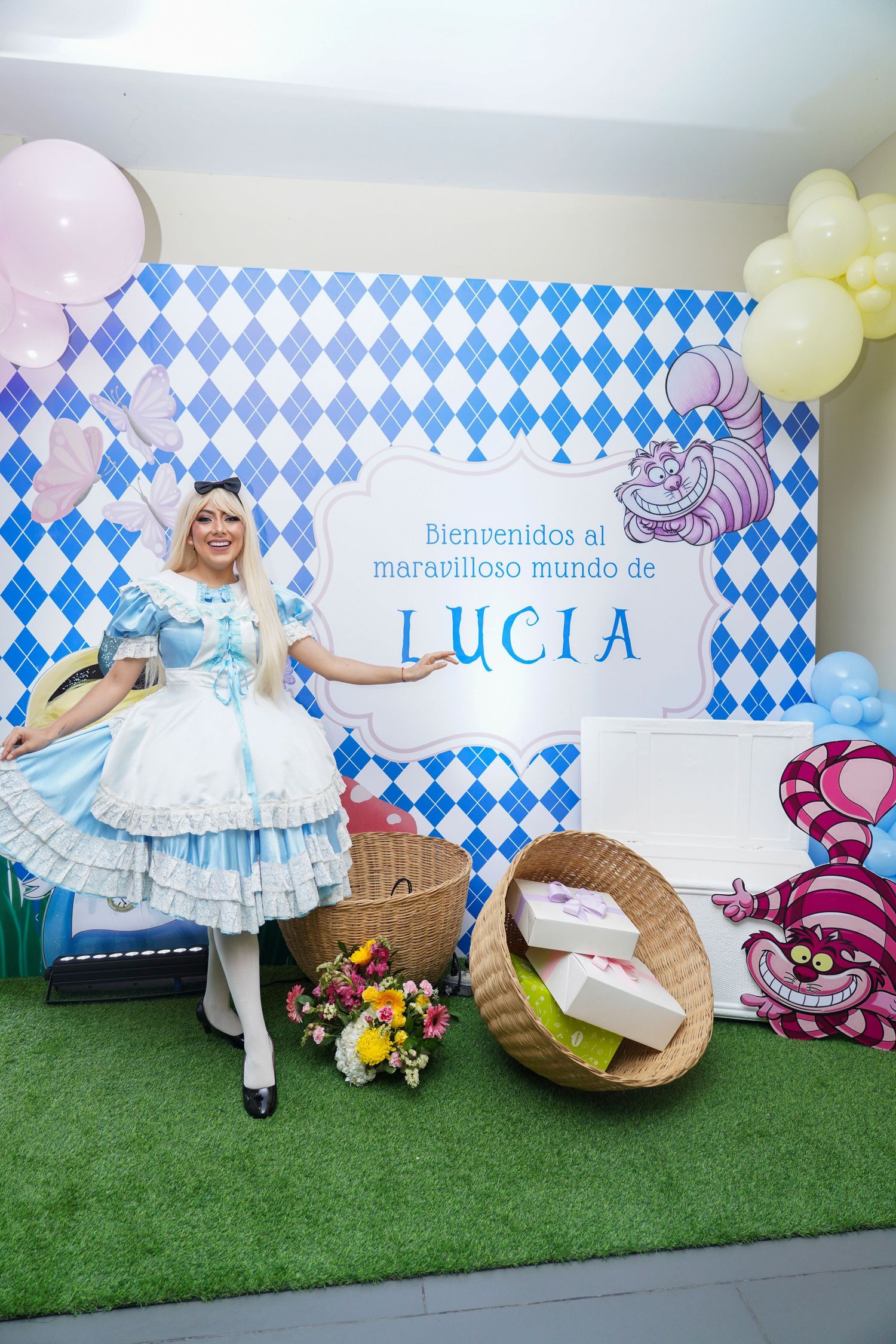 Fotografía profesional, fiesta de cumpleaños 1er. año.  temático Alicia en el país de las maravillas. Familia y amigos.