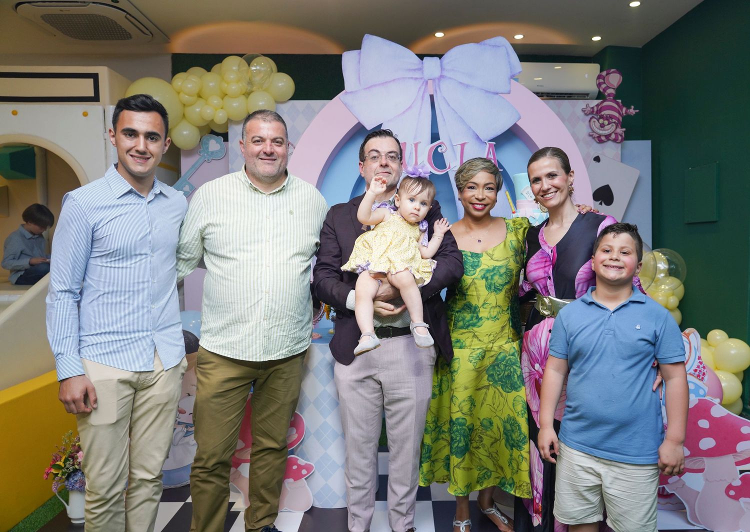 Fotografía profesional, fiesta de cumpleaños 1er. año.  temático Alicia en el país de las maravillas. Familia y amigos.