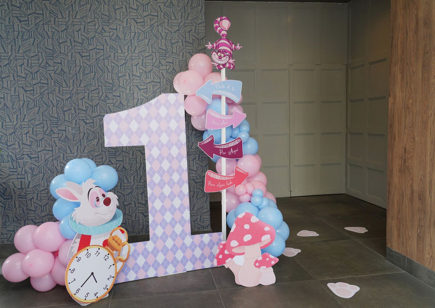 Fotografía profesional, fiesta de cumpleaños 1er. año.  temático Alicia en el pais de las maravillas. Decoración.