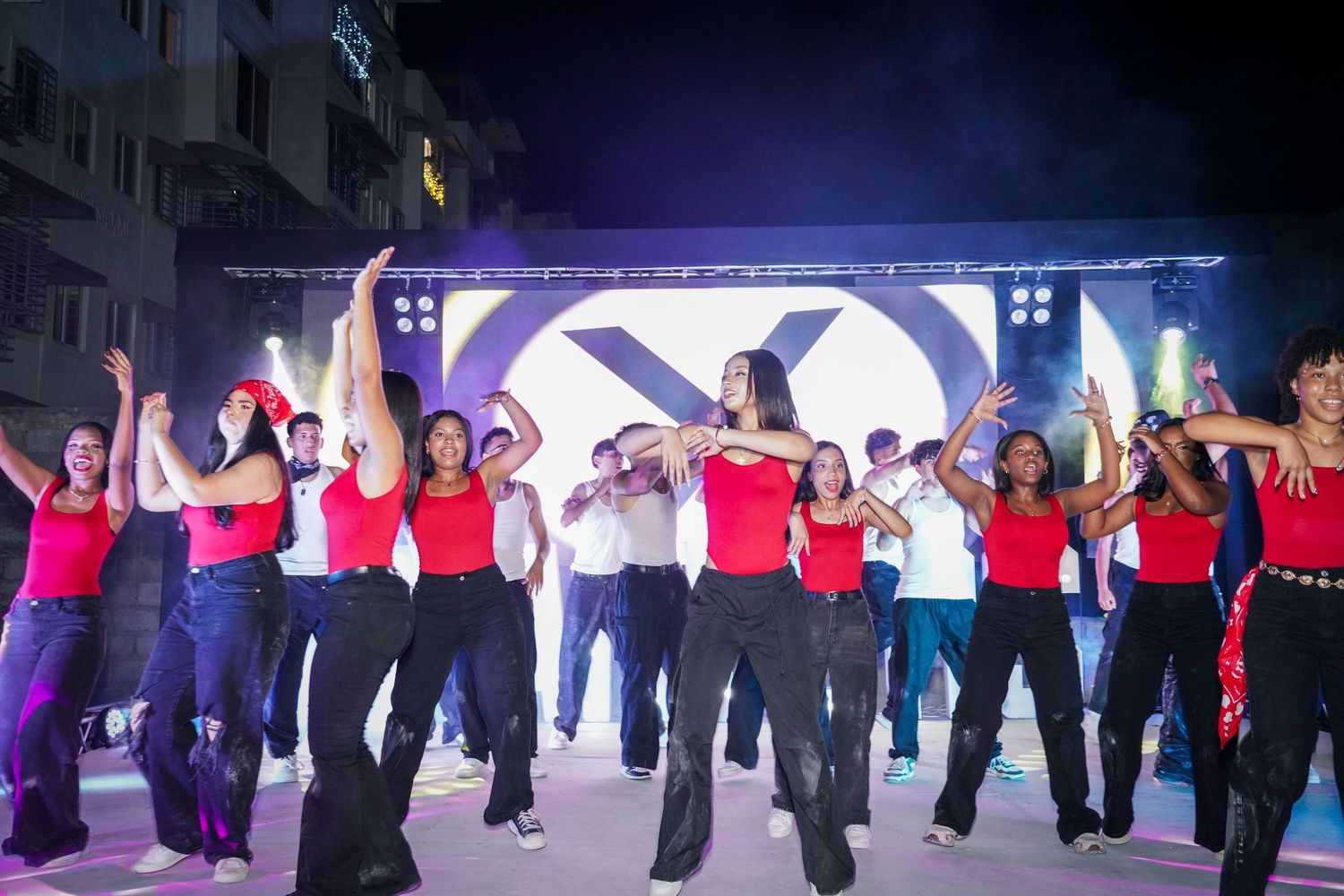 Fotografía profesional, lanzamiento de promoción. cobertura baile de lanzamiento