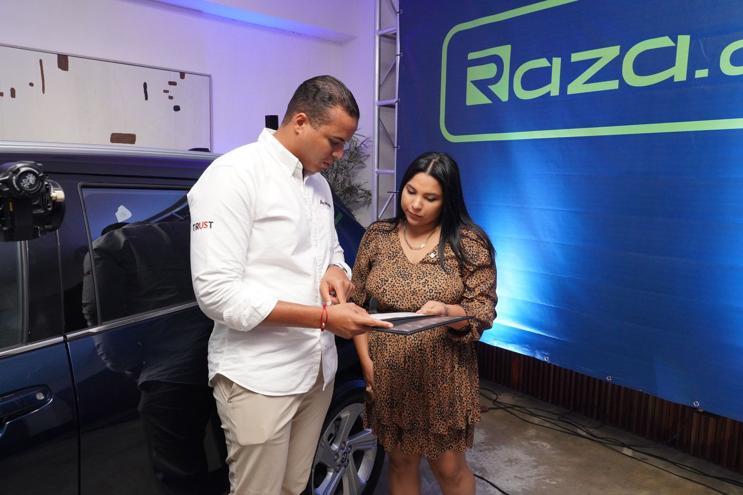 Fotografía profesional, premiación de un vehículo toyota.