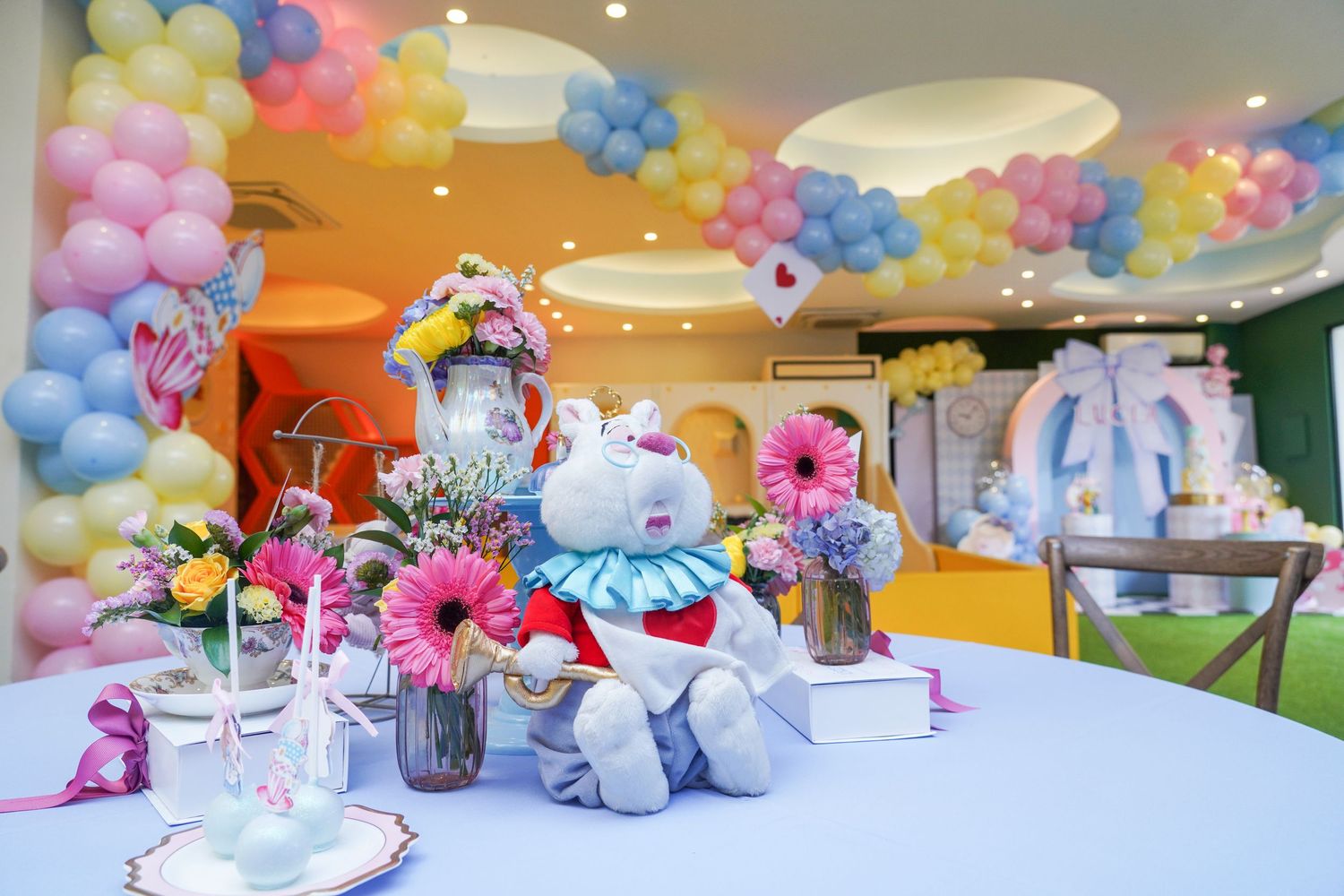 Fotografía profesional, fiesta de cumpleaños 1er. año.  temático Alicia en el país de las maravillas. Familia y amigos. Decoración