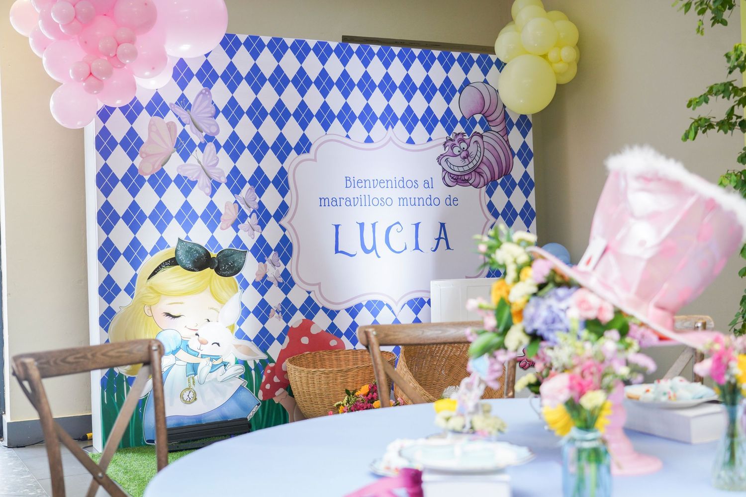 Fotografía profesional, fiesta de cumpleaños 1er. año.  temático Alicia en el pais de las maravillas. Decoración.