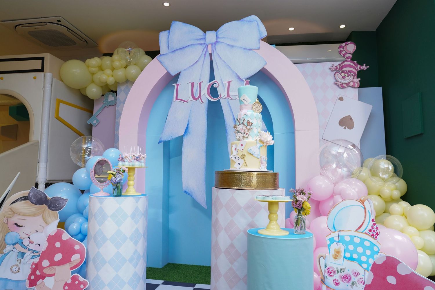 Fotografía profesional, fiesta de cumpleaños 1er. año.  temático Alicia en el país de las maravillas. Decoración.