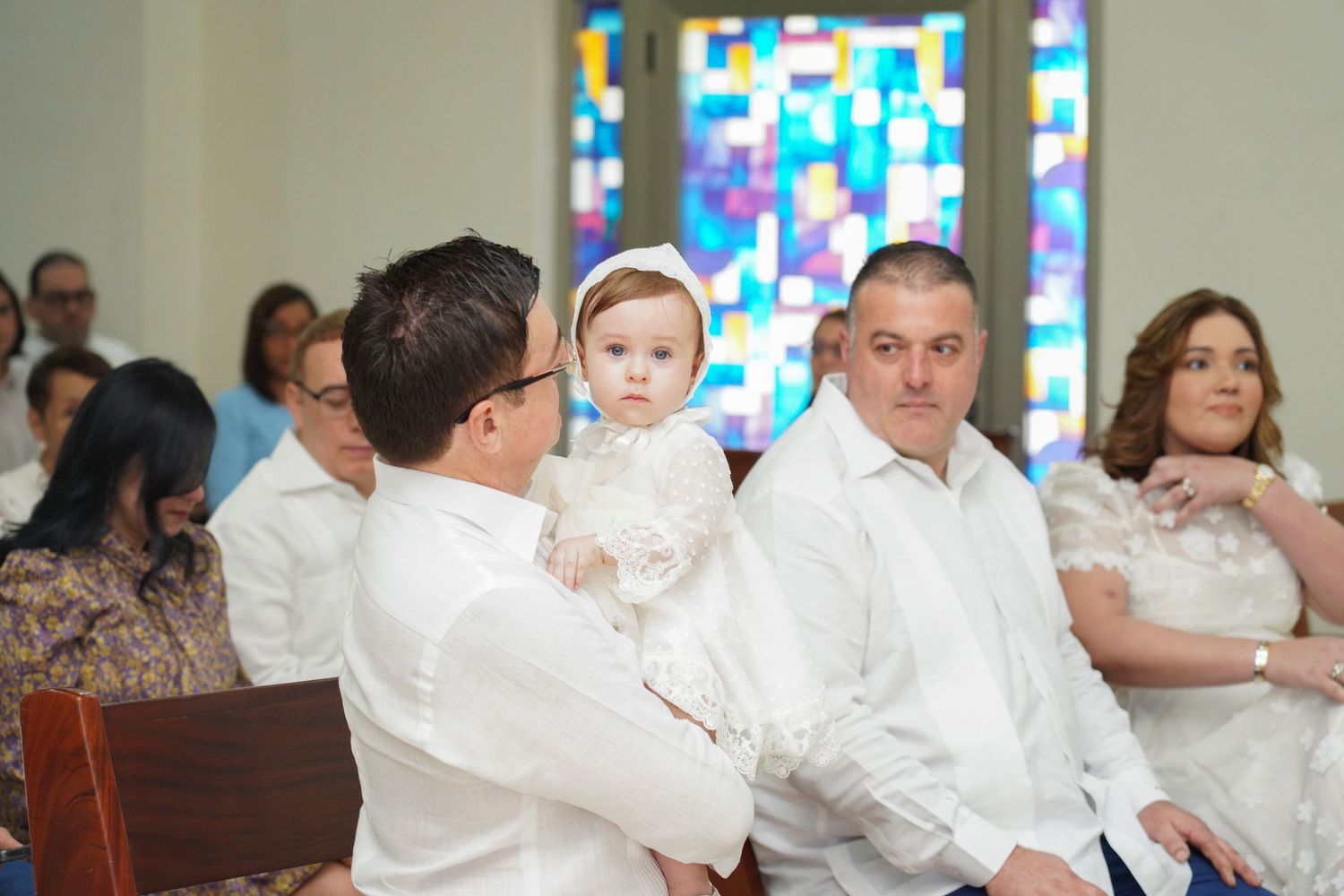Fotografía profesional , bautizo familiar y con amigos. Ceremonia en la iglesia.