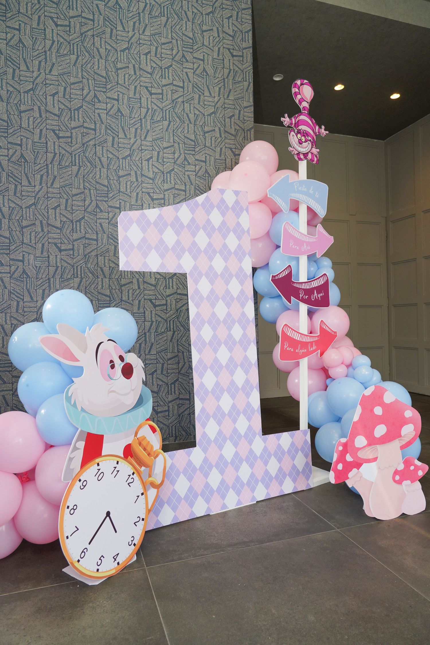 Fotografía profesional, fiesta de cumpleaños 1er. año.  temático Alicia en el pais de las maravillas. Decoración.