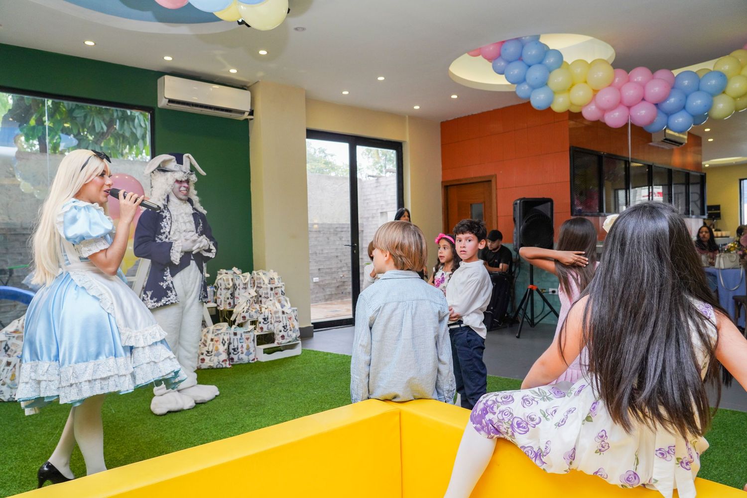Fotografía profesional, fiesta de cumpleaños 1er. año.  temático Alicia en el país de las maravillas. Familia y amigos.