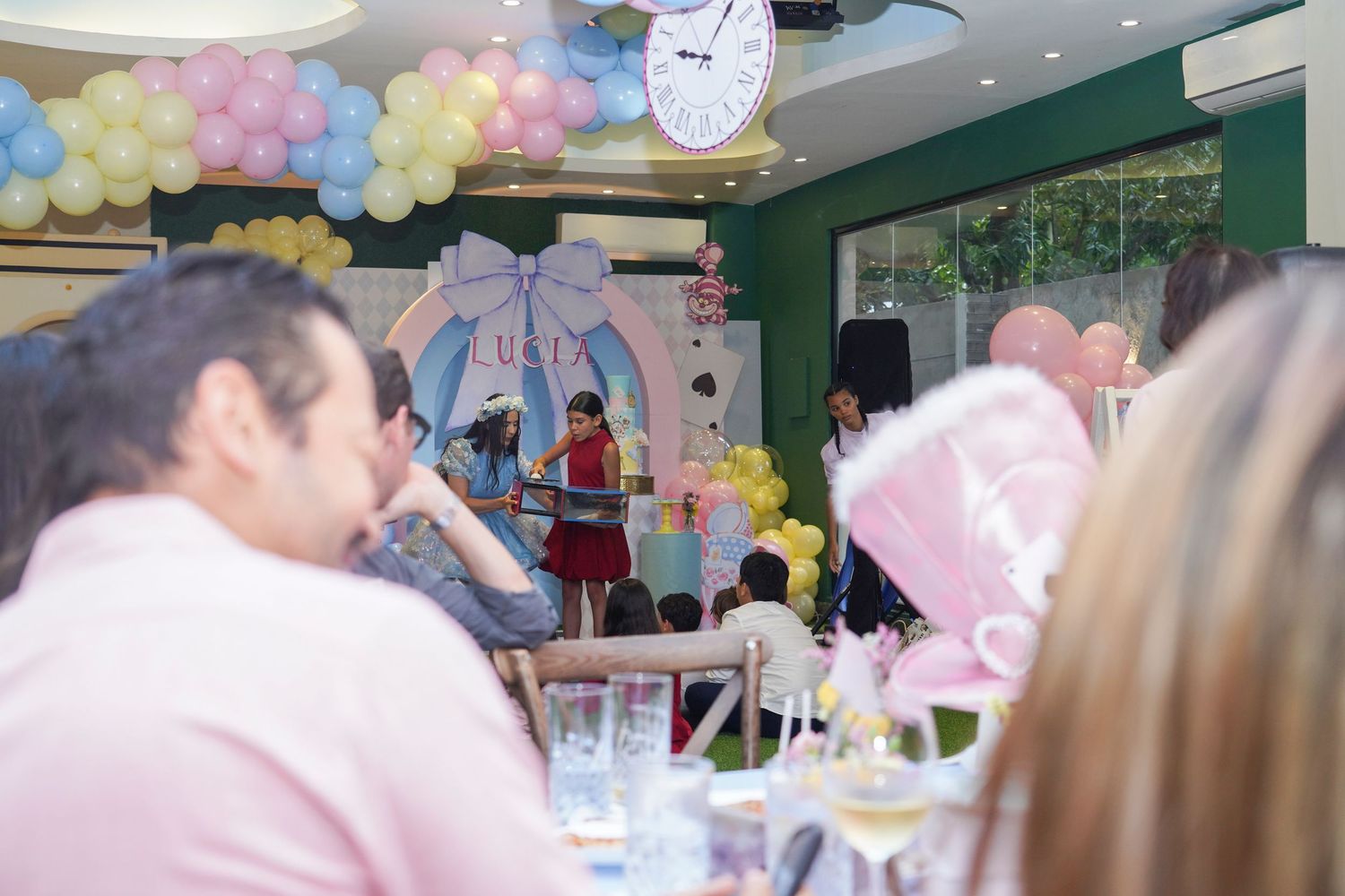 Fotografía profesional, fiesta de cumpleaños 1er. año.  temático Alicia en el país de las maravillas. Familia y amigos.