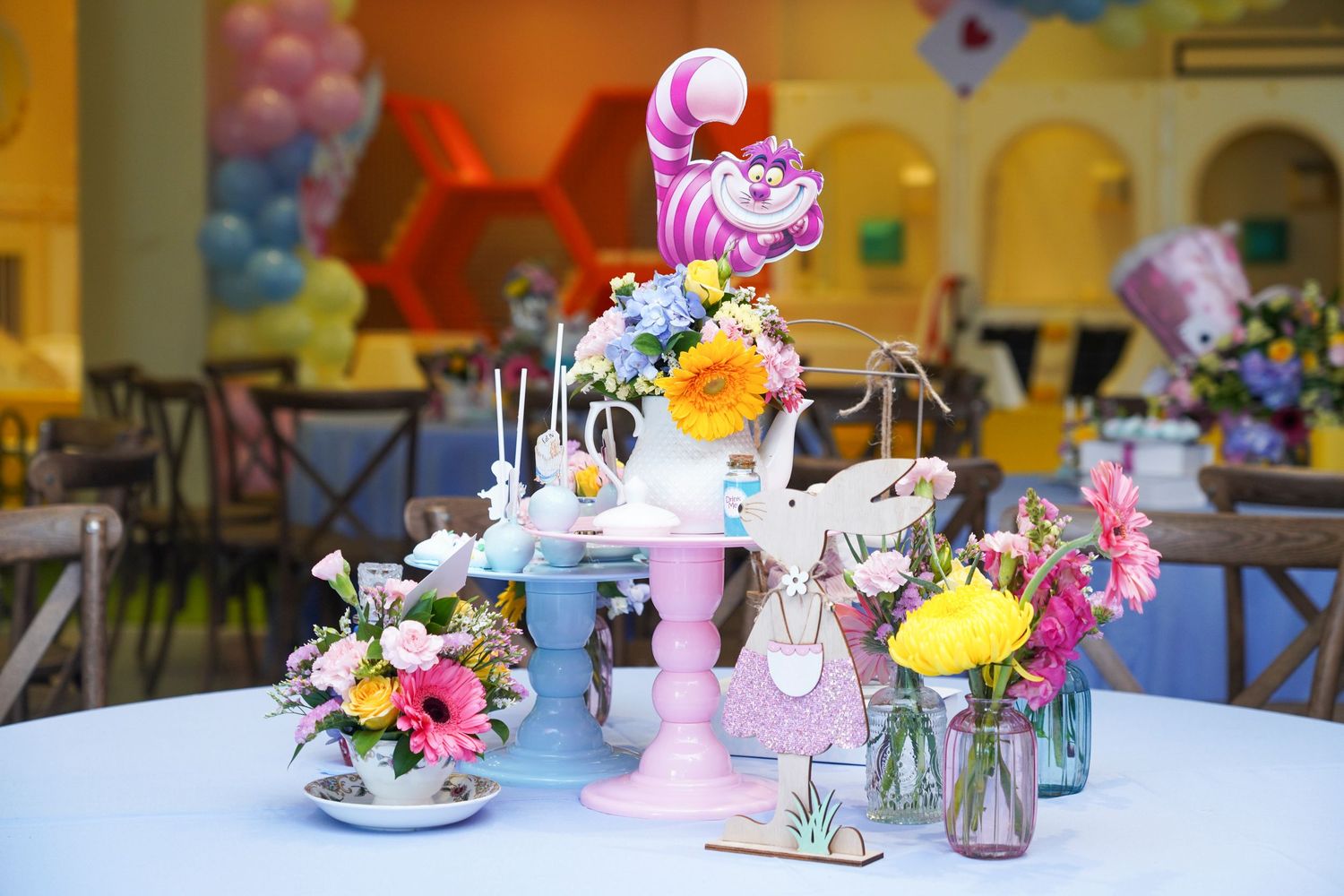 Fotografía profesional, fiesta de cumpleaños 1er. año.  temático Alicia en el país de las maravillas. Decoración.