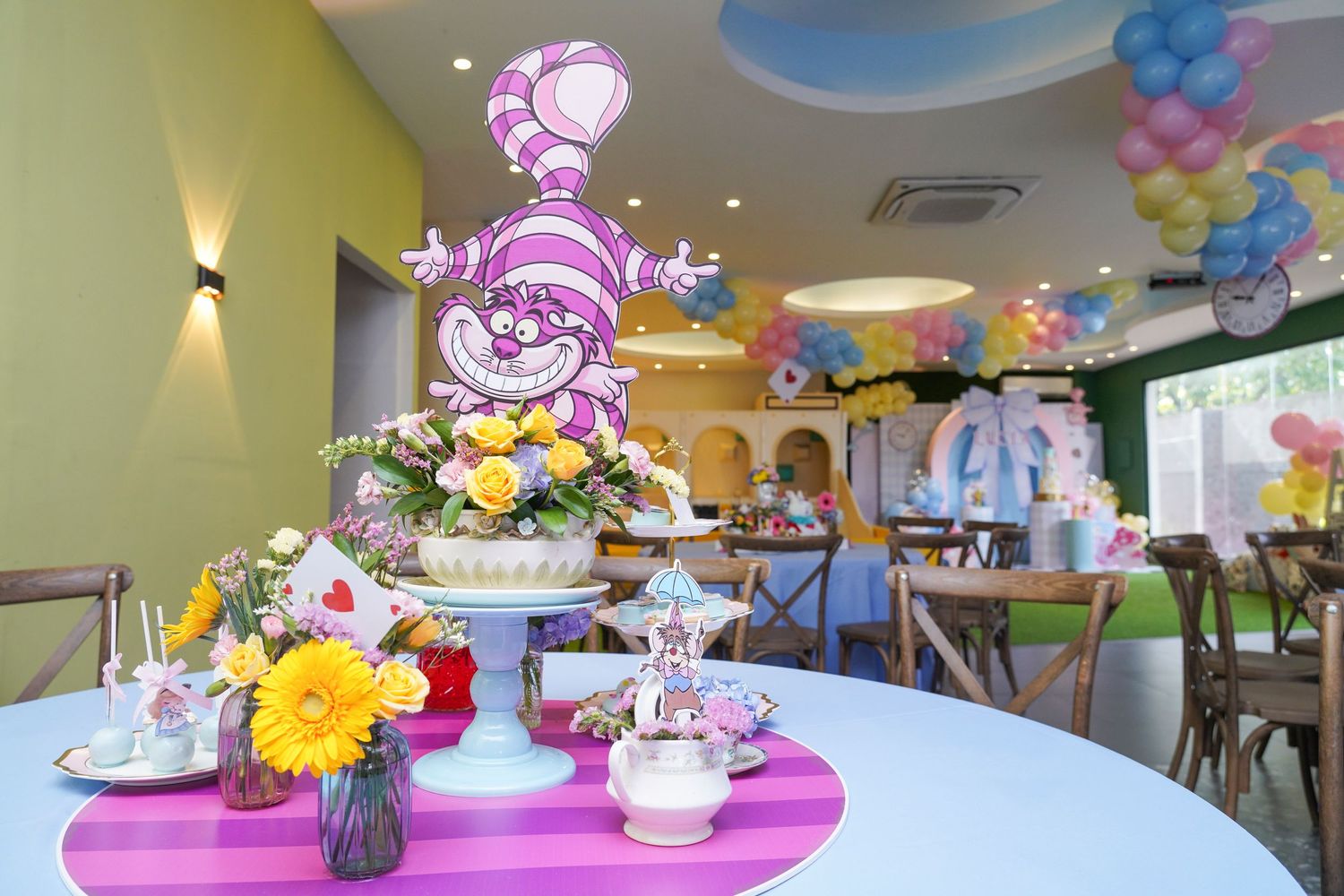Fotografía profesional, fiesta de cumpleaños 1er. año.  temático Alicia en el país de las maravillas. Decoración.