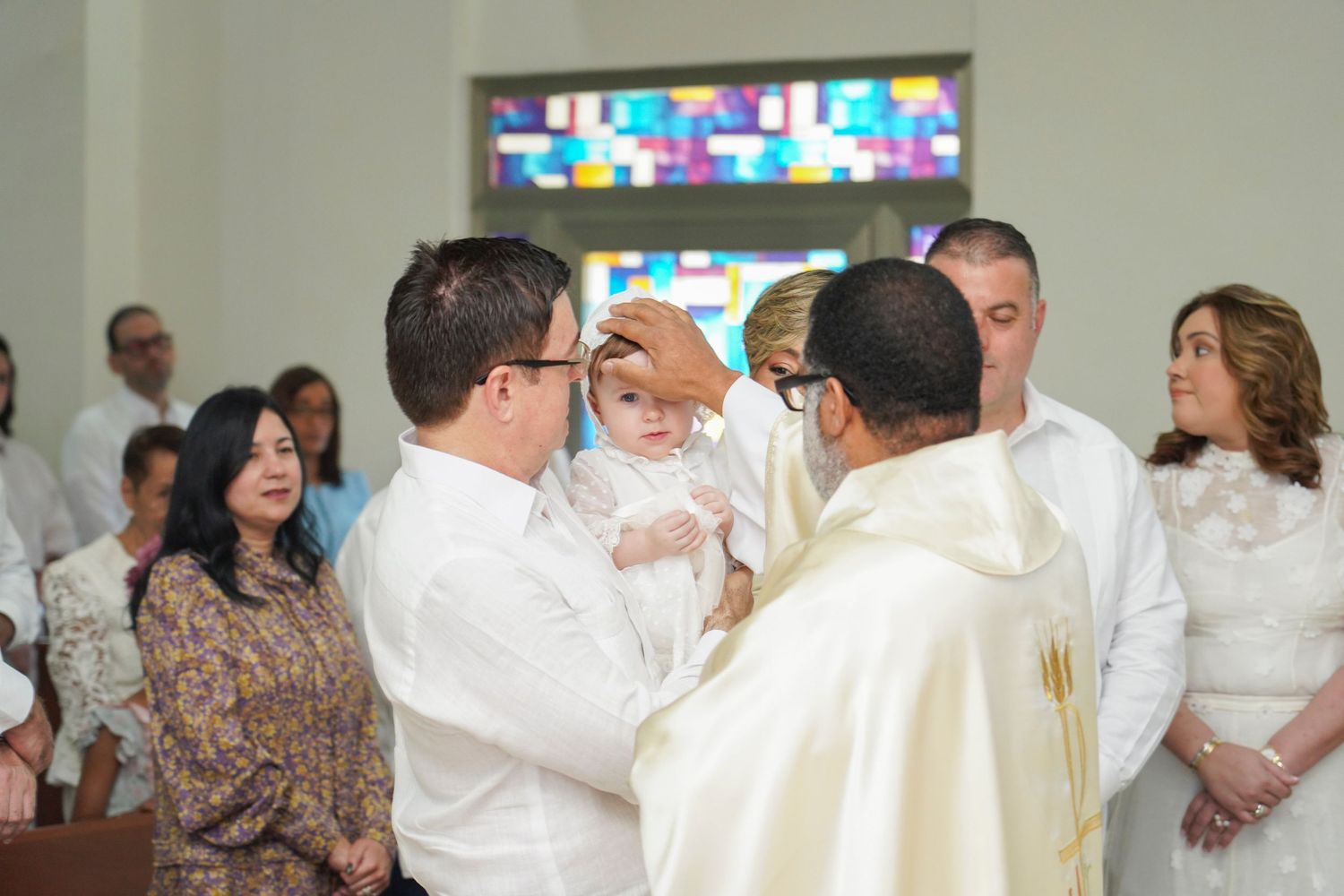 Fotografía profesional , bautizo familiar y con amigos. Ceremonia en la iglesia.