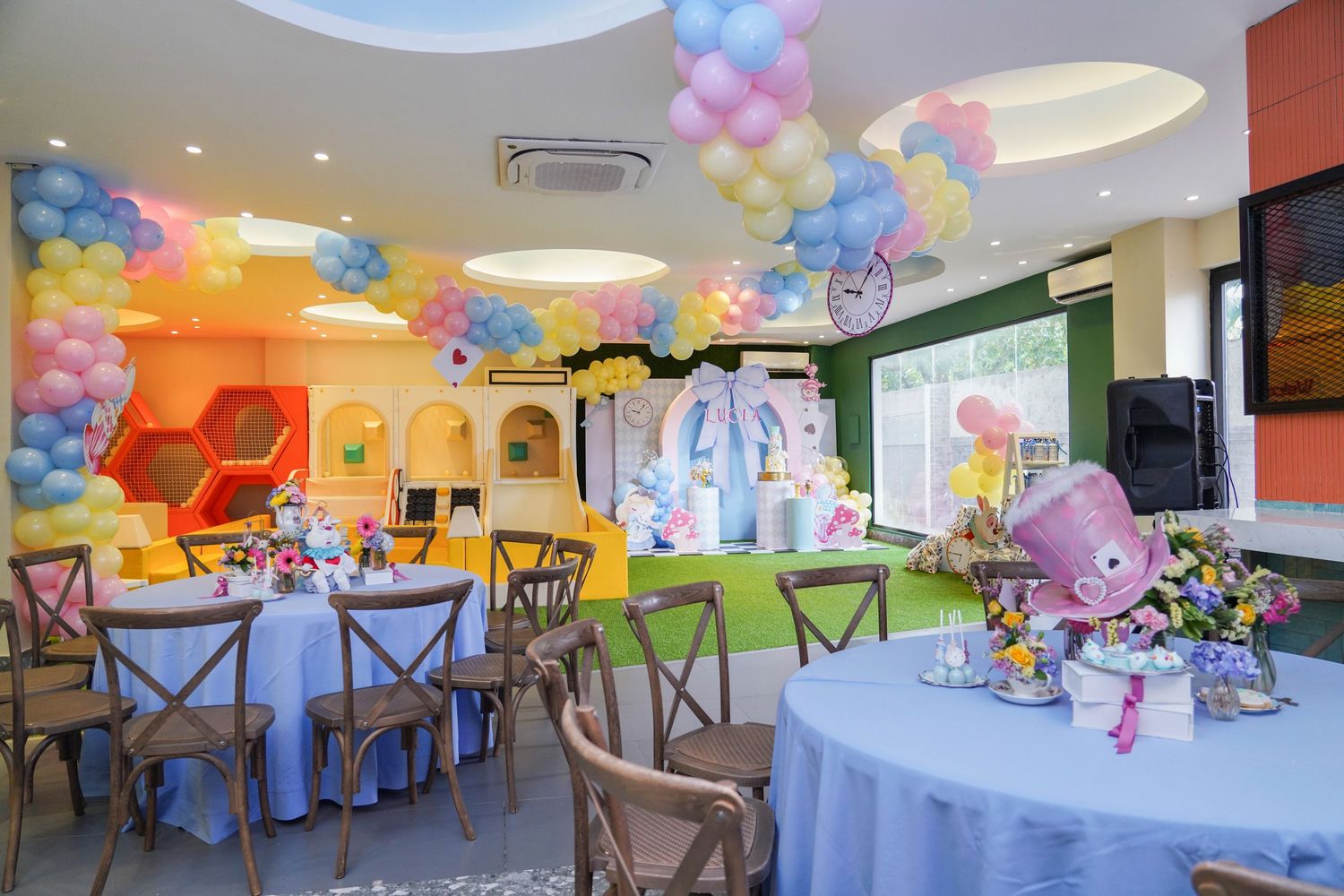 Fotografía profesional, fiesta de cumpleaños 1er. año.  temático Alicia en el país de las maravillas. Familia y amigos.