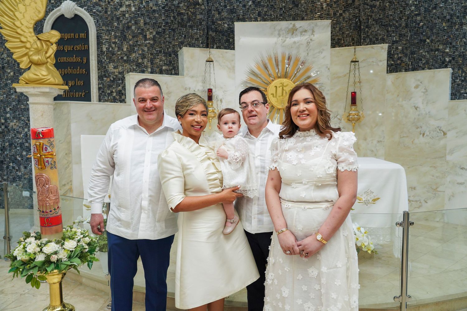 Fotografía profesional , bautizo familiar y con amigos. En la iglesia.