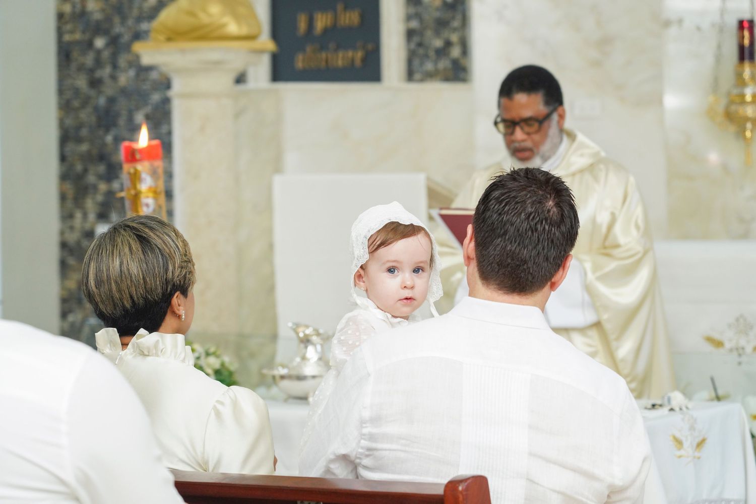 Fotografía profesional , bautizo familiar y con amigos. Ceremonia en la iglesia.