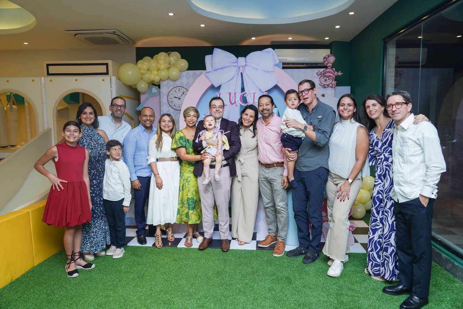 Fotografía profesional, fiesta de cumpleaños 1er. año.  temático Alicia en el país de las maravillas. Familia y amigos.