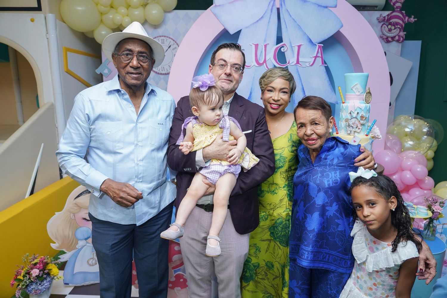 Fotografía profesional, fiesta de cumpleaños 1er. año.  temático Alicia en el país de las maravillas. Familia y amigos.