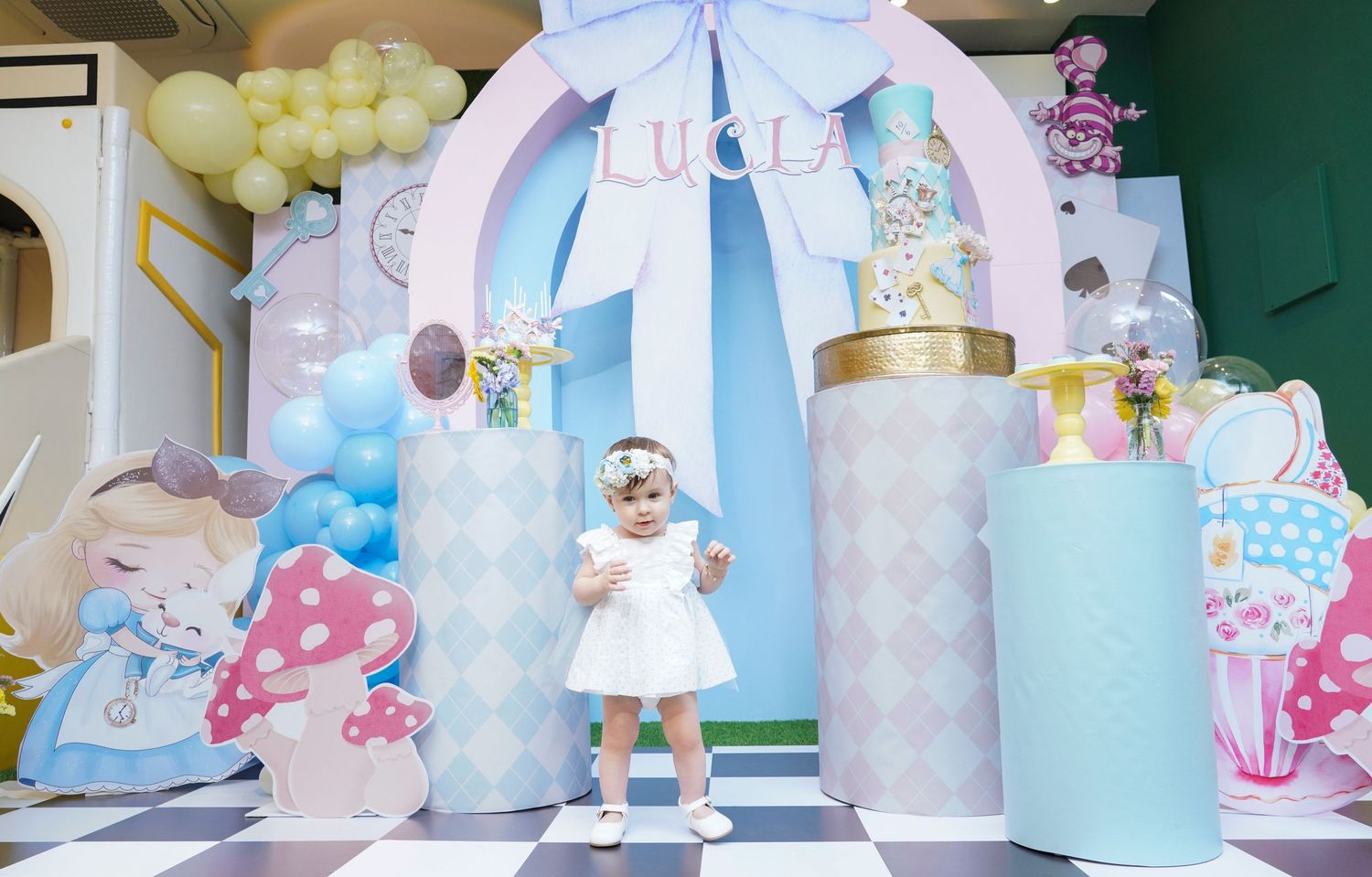 Fotografía profesional, fiesta de cumpleaños 1er. año.  temático Alicia en el país de las maravillas. Familia y amigos.