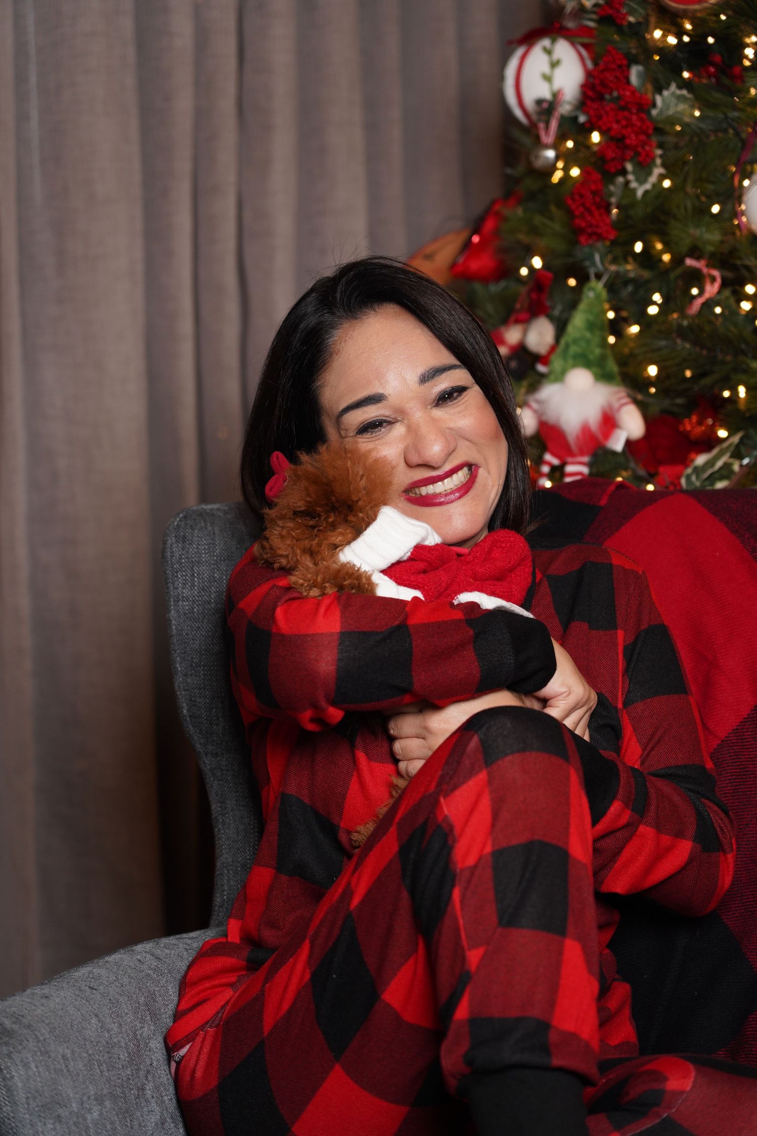 Fotografía profesional , set navideño. fotografía familiar con mascotas