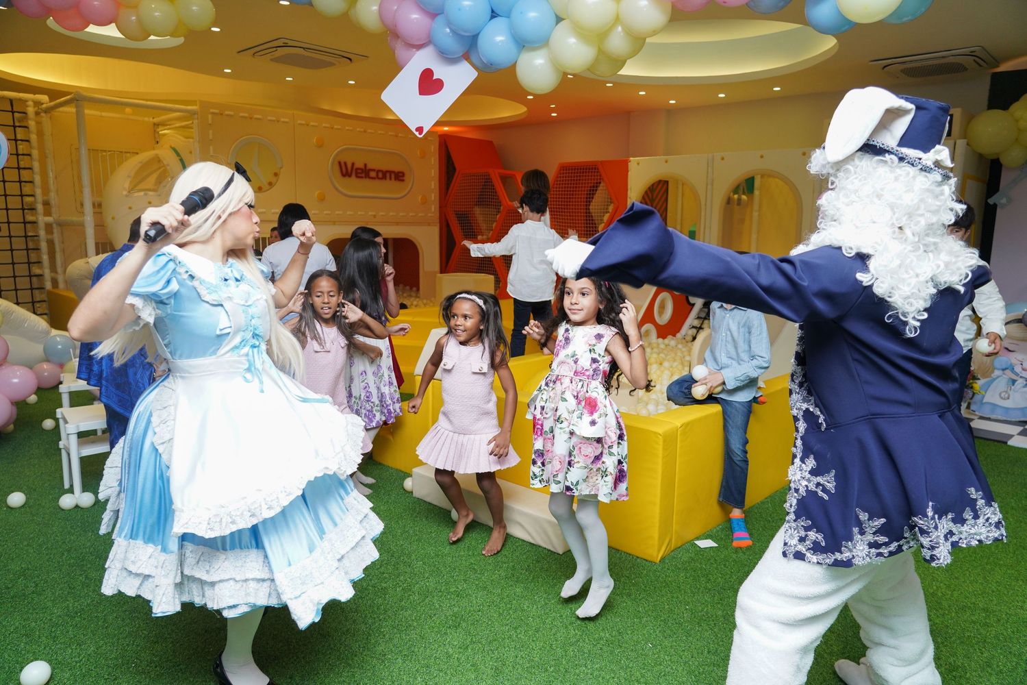 Fotografía profesional, fiesta de cumpleaños 1er. año.  temático Alicia en el país de las maravillas. Familia y amigos.