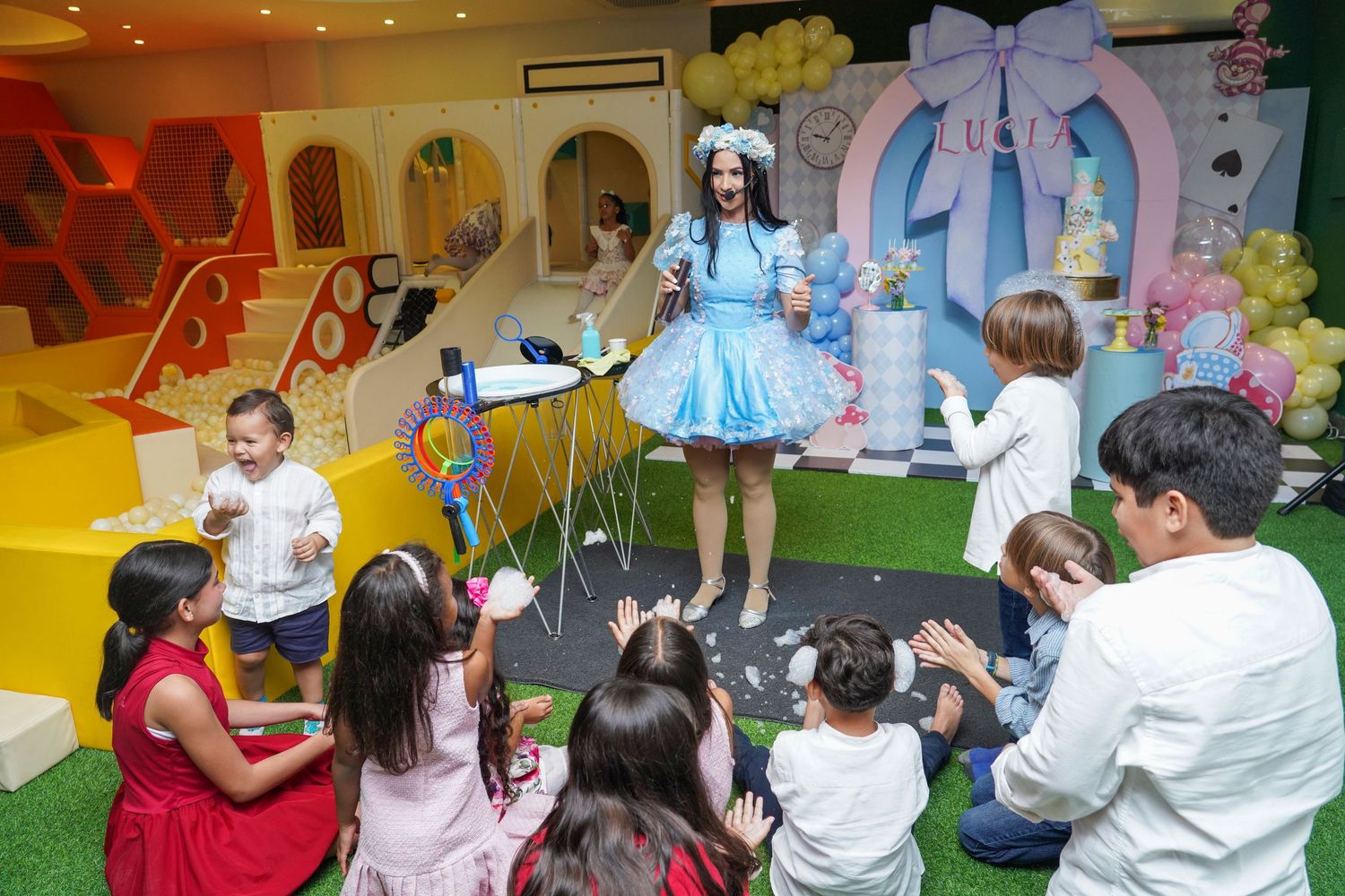 Fotografía profesional, fiesta de cumpleaños 1er. año.  temático Alicia en el país de las maravillas. Familia y amigos.