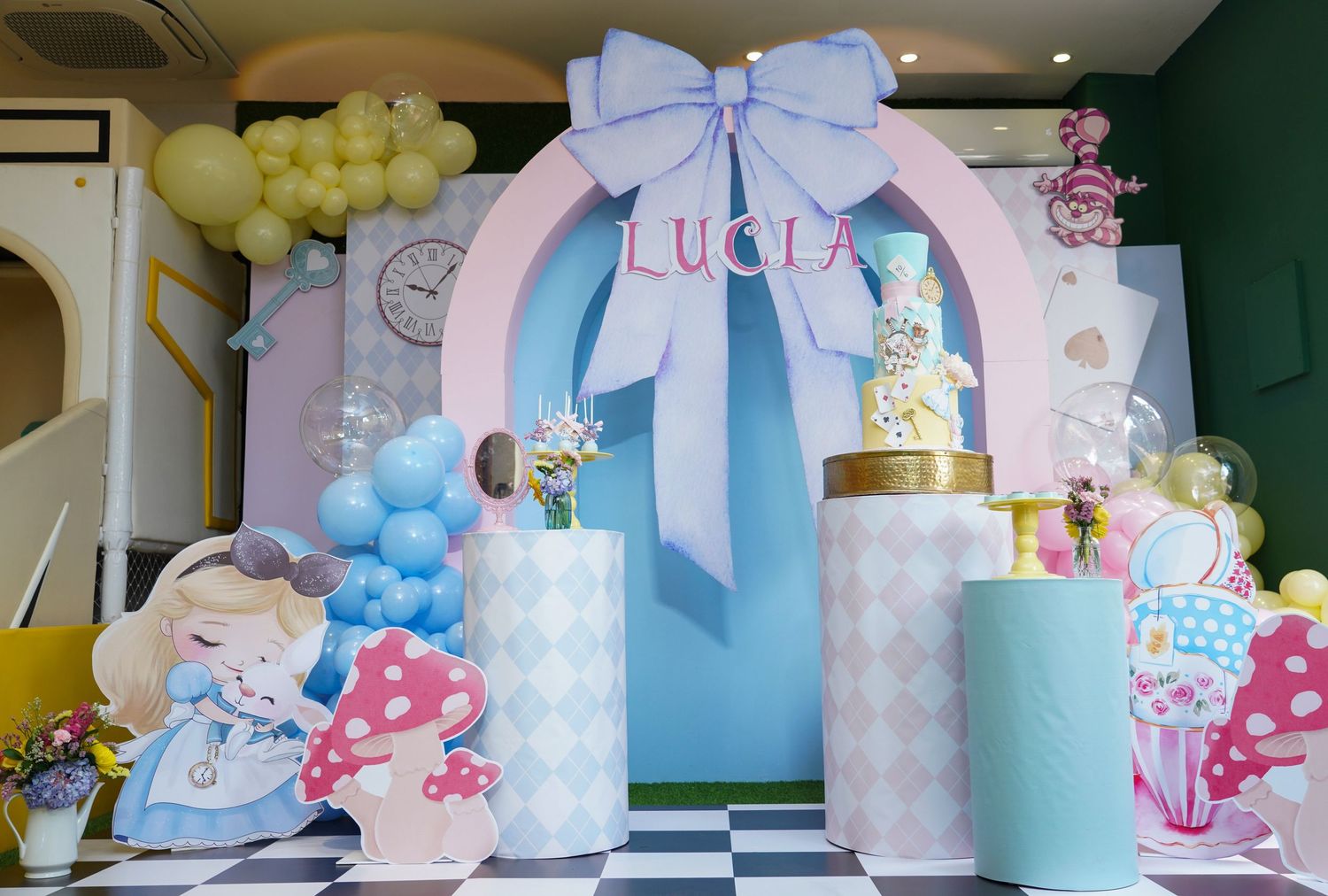 Fotografía profesional, fiesta de cumpleaños 1er. año.  temático Alicia en el país de las maravillas. Decoración.