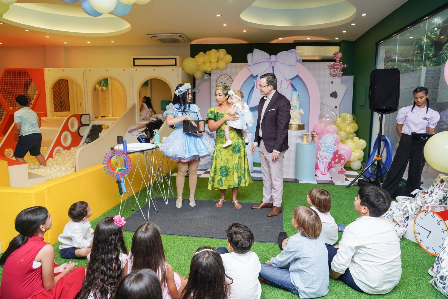 Fotografía profesional, fiesta de cumpleaños 1er. año.  temático Alicia en el país de las maravillas. Familia y amigos.