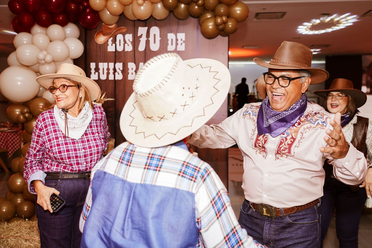 Fotografía profesional, cumpleaños tematica vaqueros fotos familiares.