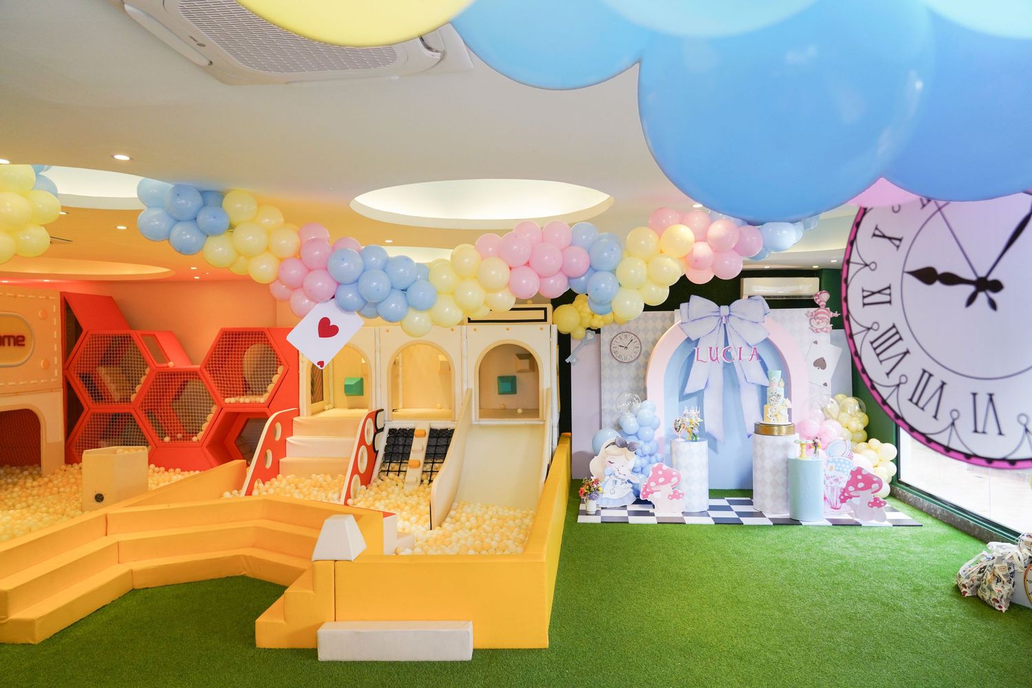 Fotografía profesional, fiesta de cumpleaños 1er. año.  temático Alicia en el pais de las maravillas. Decoración.