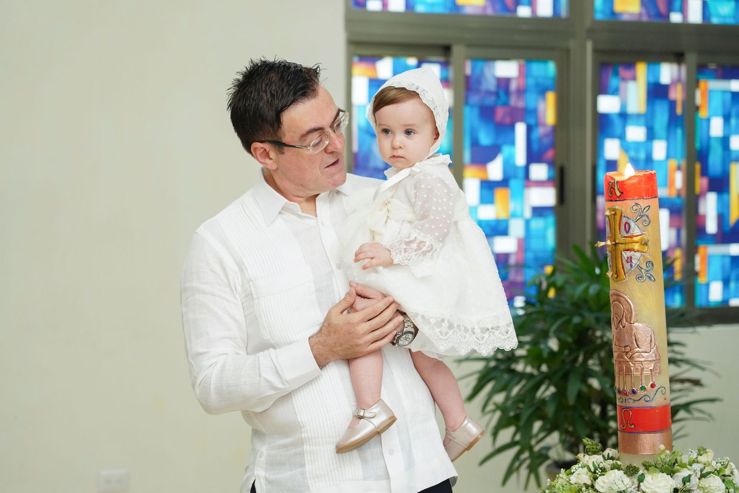 Fotografía profesional , bautizo familiar y con amigos. Ceremonia en la iglesia.