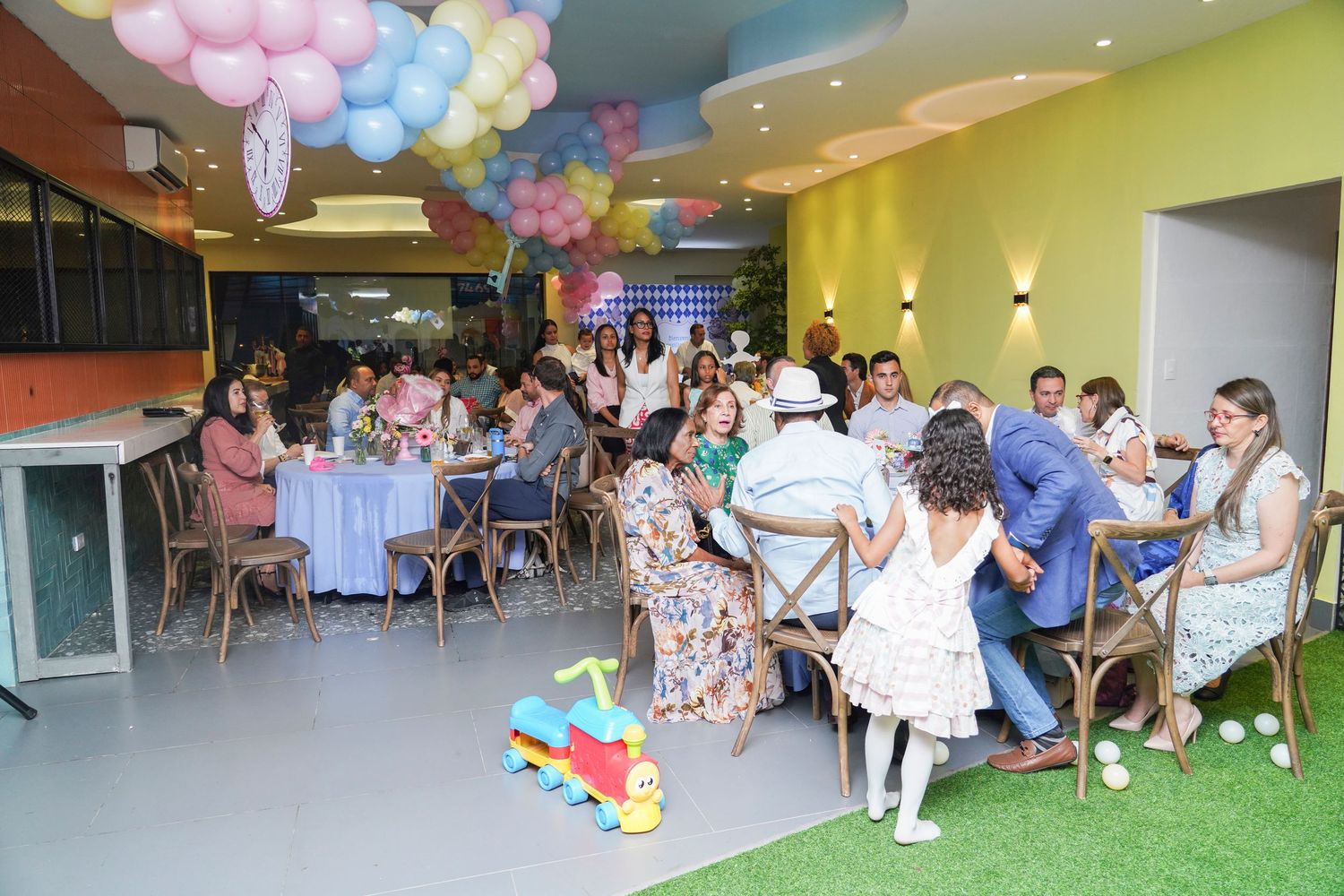 Fotografía profesional, fiesta de cumpleaños 1er. año.  temático Alicia en el país de las maravillas. Familia y amigos.