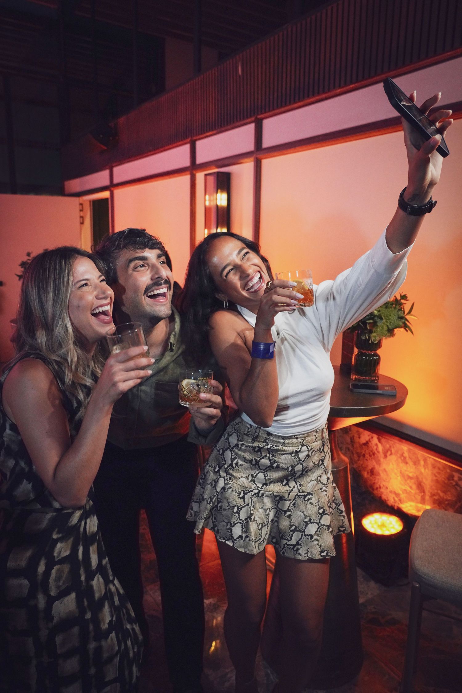 Fotografía profesional, cobertura evento corporativos. Bebidas alcohólicas. brugal. 
plano comaprtiendo, selfie.