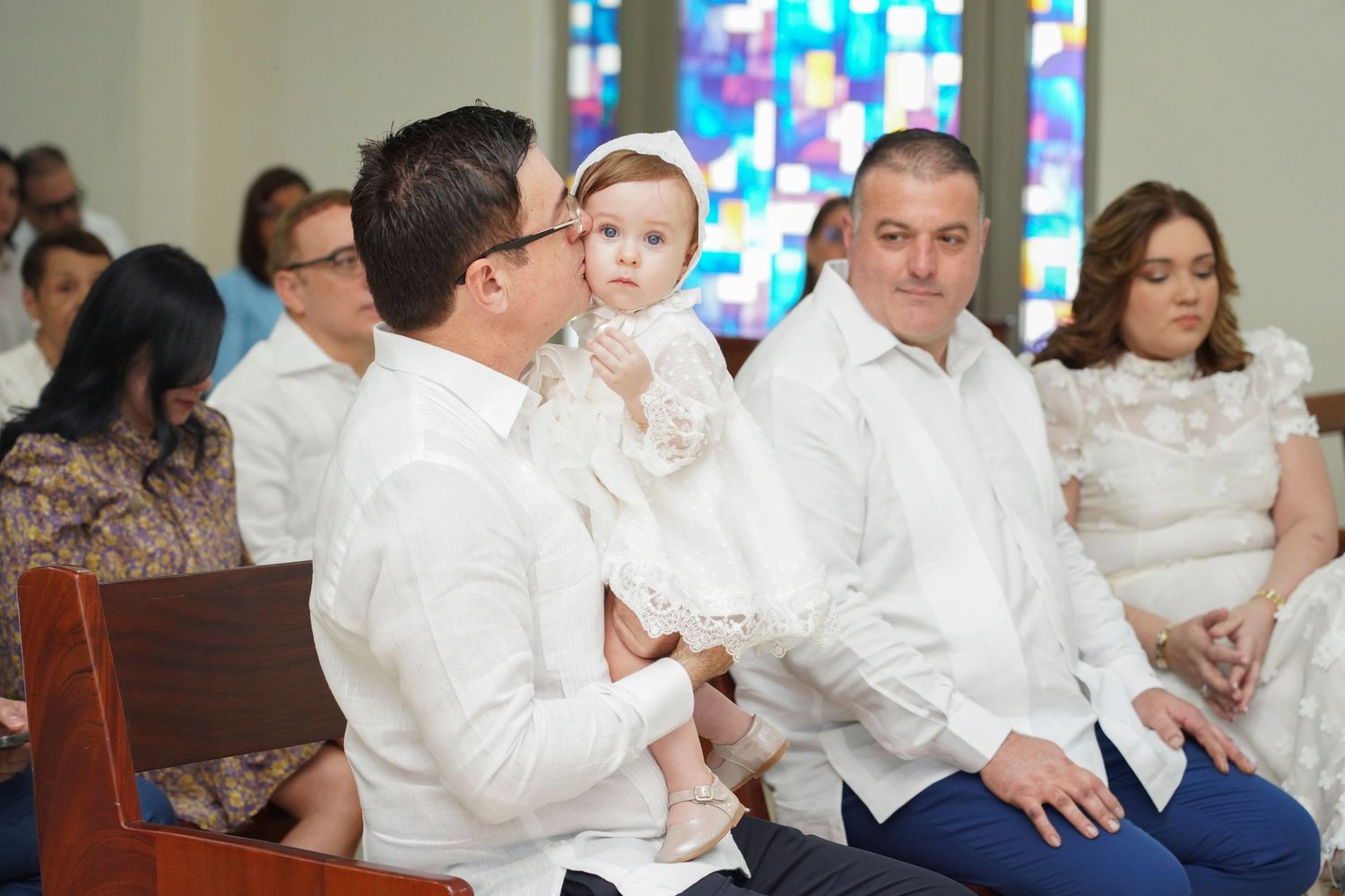 Fotografía profesional , bautizo familiar y con amigos. Ceremonia en la iglesia.