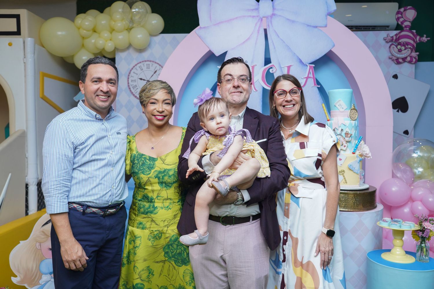 Fotografía profesional, fiesta de cumpleaños 1er. año.  temático Alicia en el país de las maravillas. Familia y amigos.