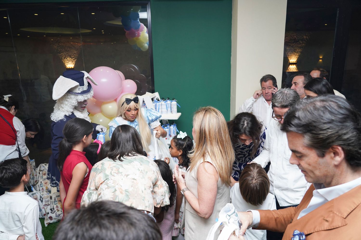 Fotografía profesional, fiesta de cumpleaños 1er. año.  temático Alicia en el país de las maravillas. Familia y amigos.