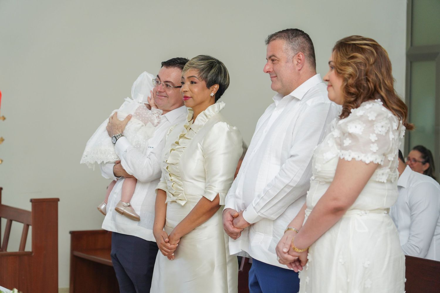 Fotografía profesional , bautizo familiar y con amigos. En la iglesia.