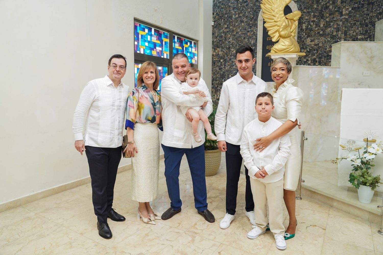 Fotografía profesional , bautizo familiar y con amigos. En ls iglesia.