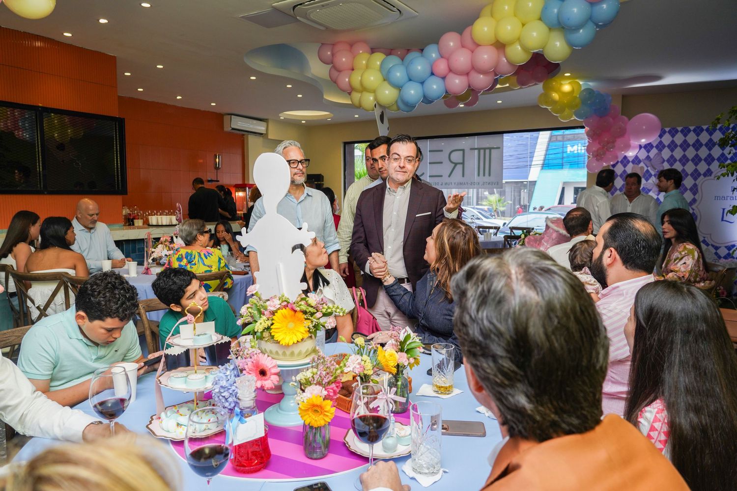 Fotografía profesional, fiesta de cumpleaños 1er. año.  temático Alicia en el país de las maravillas. Familia y amigos.